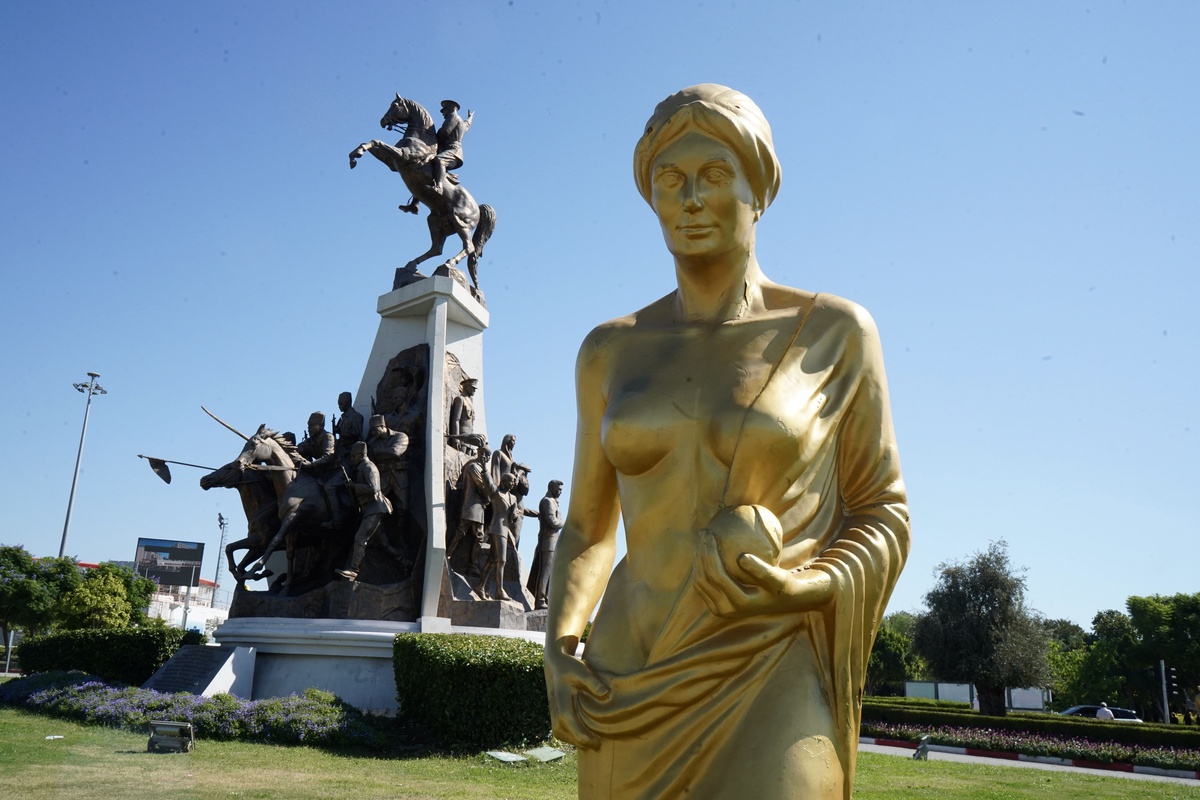 Antalya\'da Altın Portakal hazırlıkları sürerken Venüs heykelleri yollara yerleştirildi