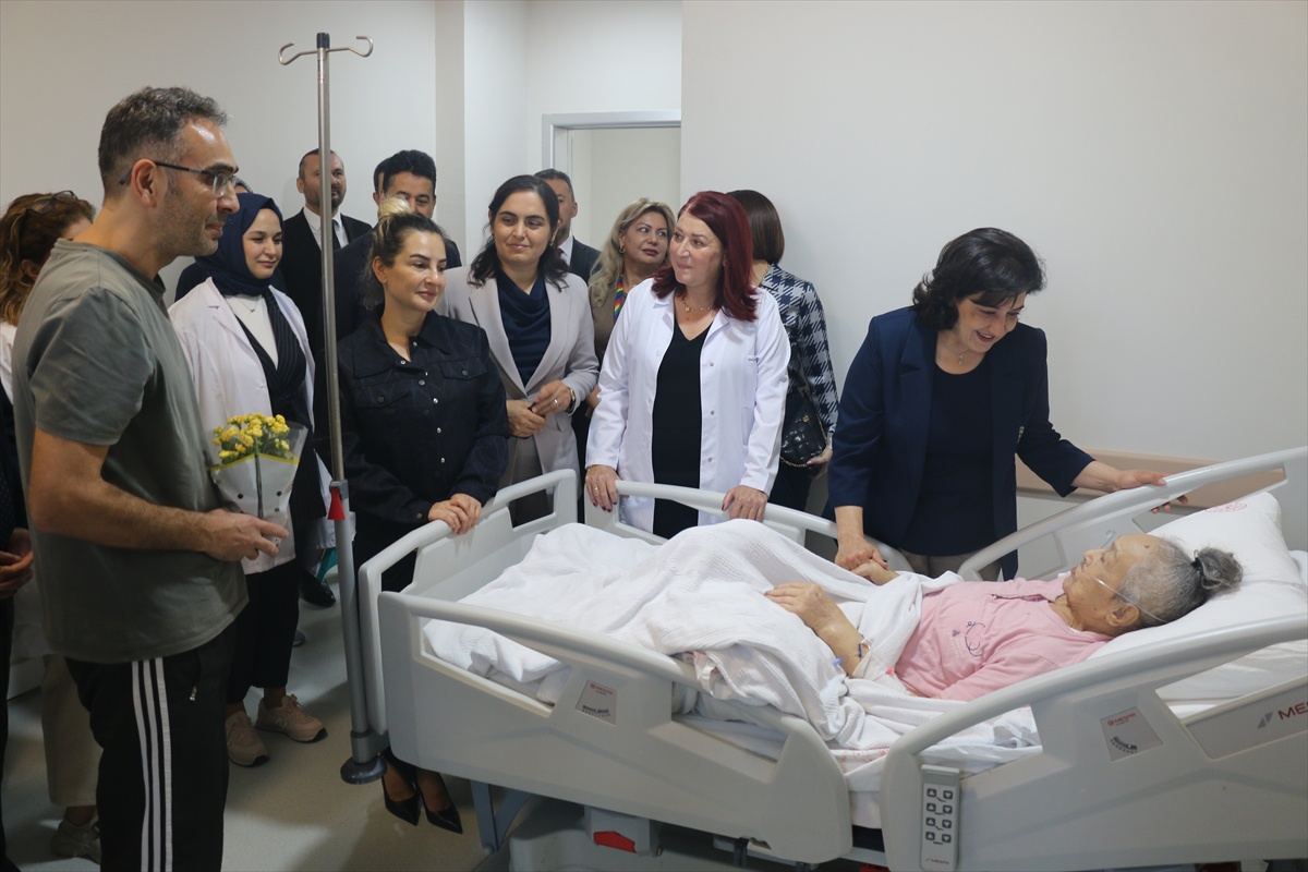 Adana\'da Vali eşi ve Vali Yardımcısı palyatif servisindeki hastaları ziyaret etti