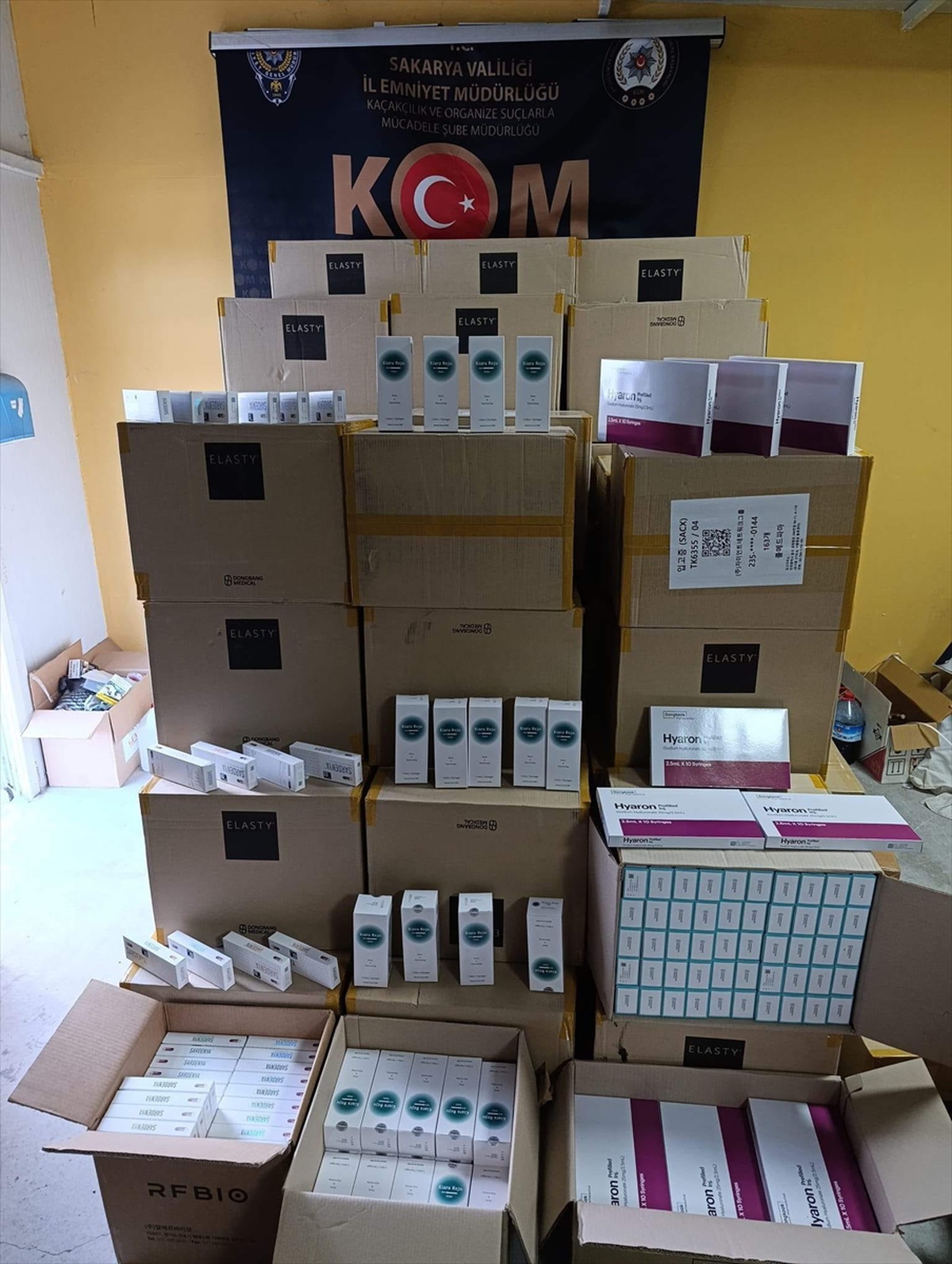 Sakarya Adapazarı\'nda araçta 10 bin 700 gümrük kaçağı kozmetik ele geçirildi