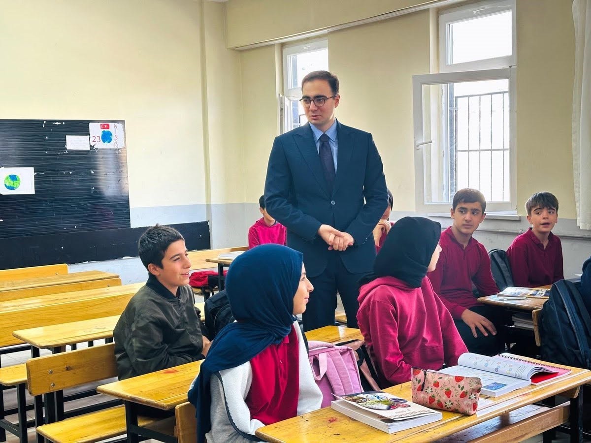 Adıyaman\'da Kaymakam Yıldız, İmam Hatip Ortaokulu\'nu ziyaret edip öğrencileri dinledi