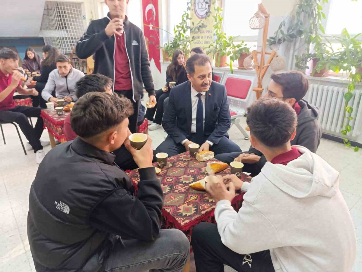 Afyonkarahisar Bolvadin\'de çorba ikramına İlçe Milli Eğitim Müdürü Keleş katıldı