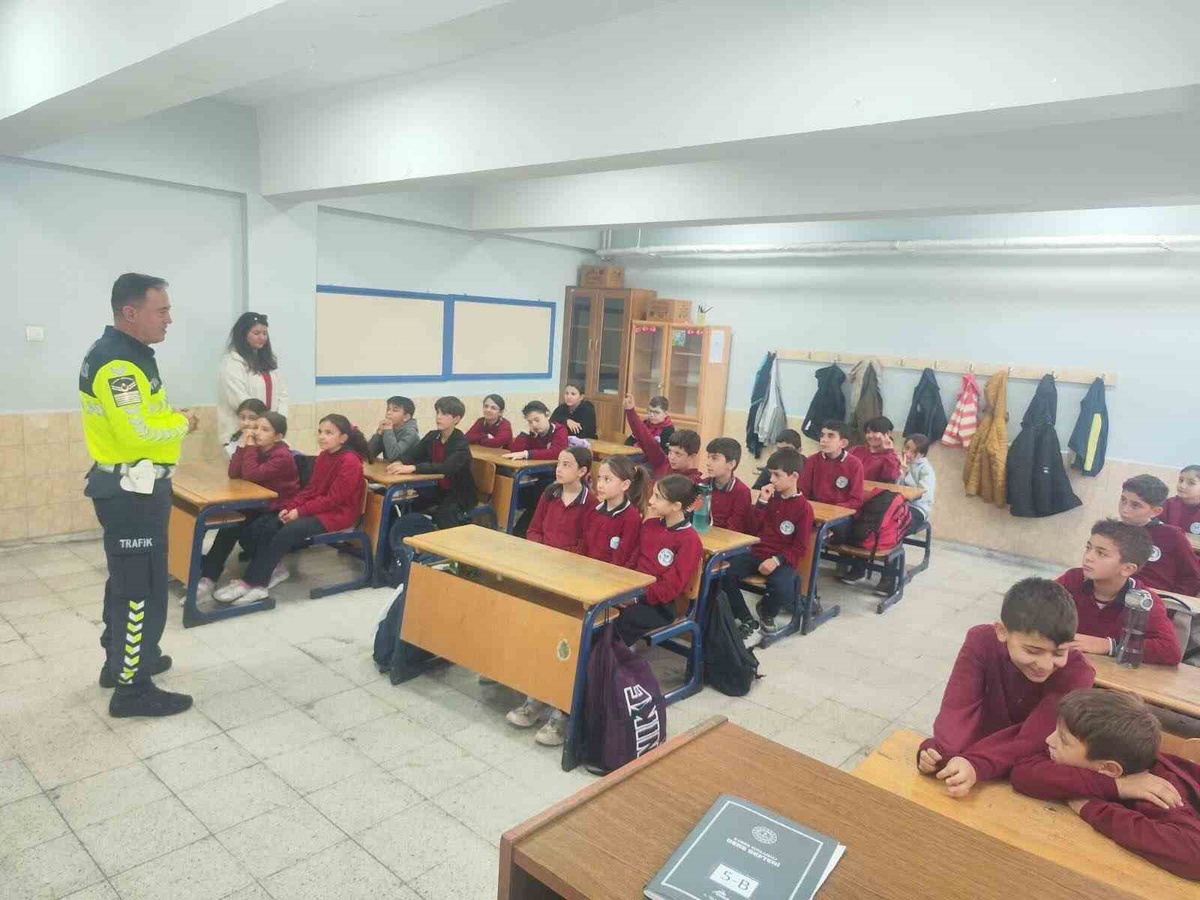 Afyonkarahisar Sinanpaşa Tınaztepe\'de jandarma, 29 öğrenciye trafik eğitimi verdi