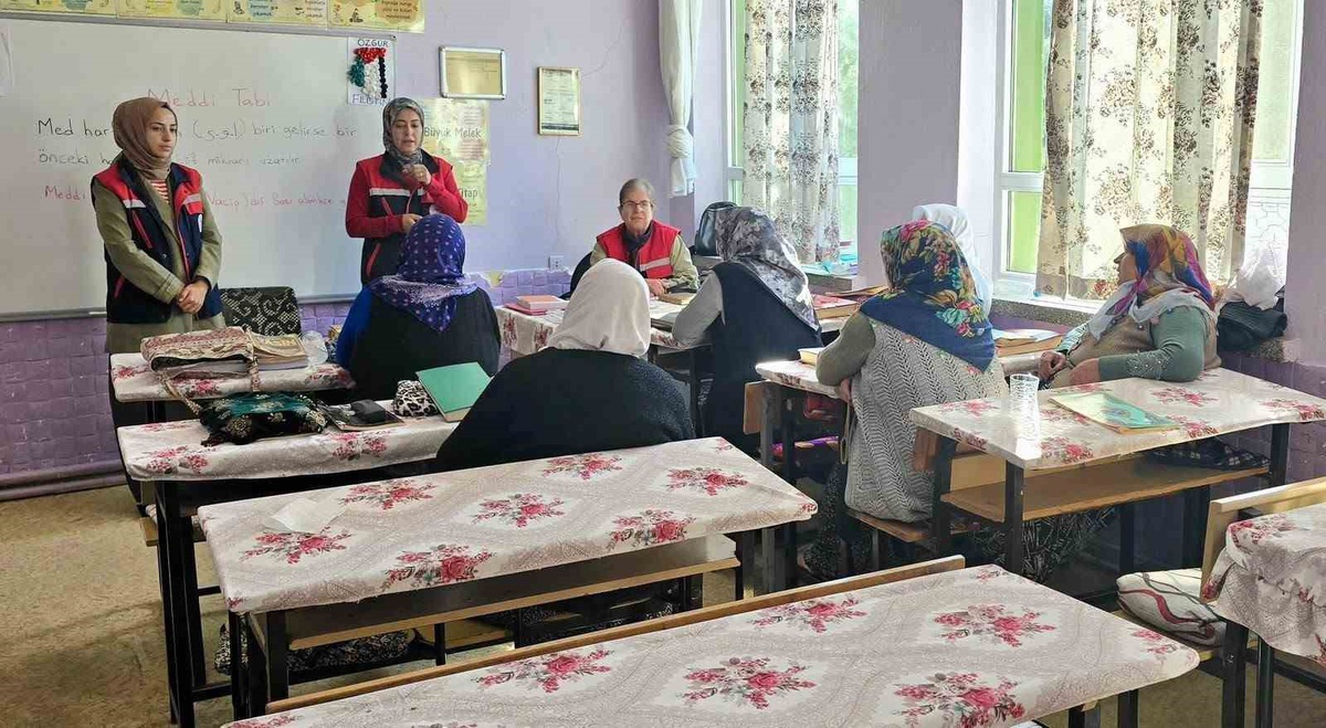 Afyonkarahisar Çıkrık\'ta kadın çiftçilere süt hijyeni ve tarım sigortası anlatıldı