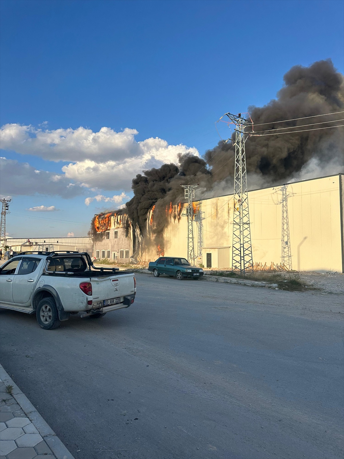 Afyonkarahisar\'ın Emirdağ ilçesinde mantar fabrikası yangınına itfaiye sevk edildi