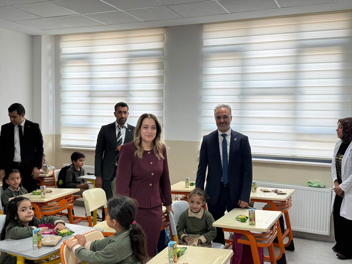 Elazığ Ağın Kaymakamı Yılmaz, birinci sınıfların okula uyumuna destek oldu