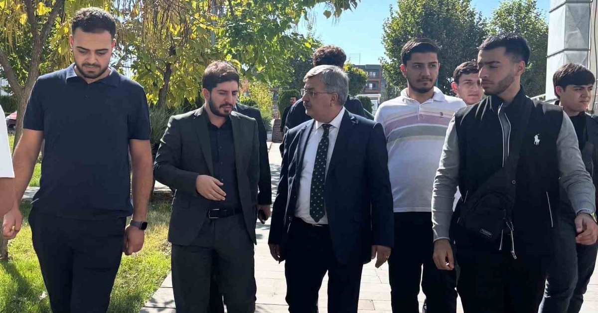 AK Parti Adıyaman İl Başkanı Çadır, üniversitede gençlerin taleplerini dinledi