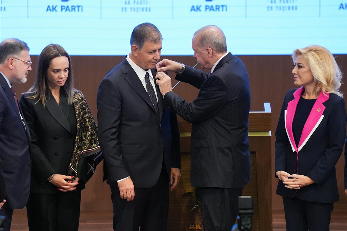 AK Parti\'ye geçen Cemil Tugay 5 günlük izne çıktı