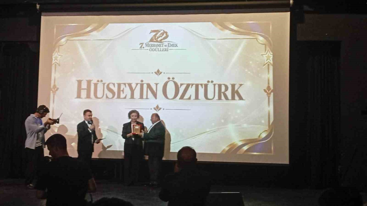 Sokak hayvanlarına maaşını harcayan engelli Hüseyin Öztürk Ankara\'da ödül aldı