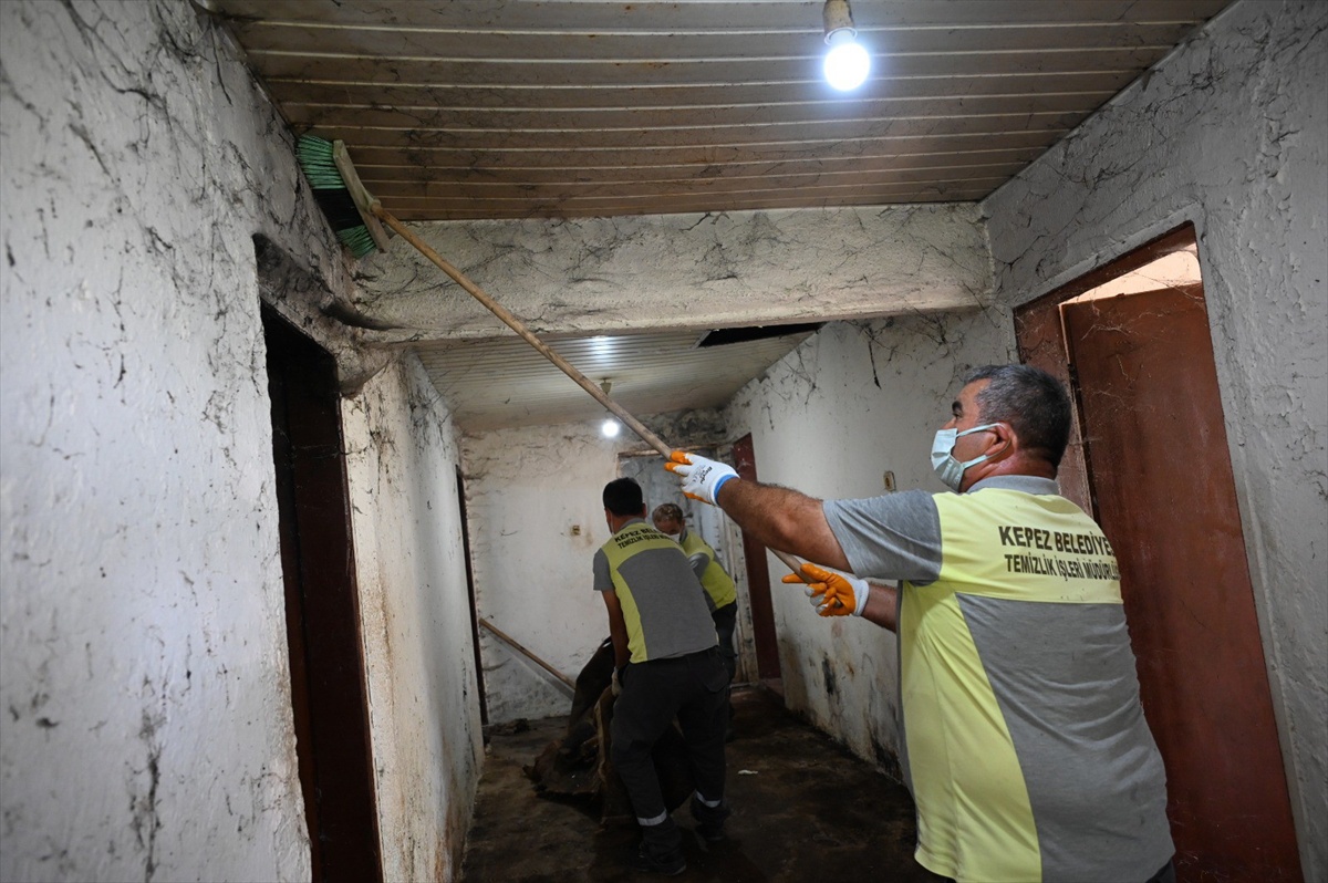 Antalya Kepez\'de kötü koku ihbarıyla belediye ekipleri 6 kamyon çöpü bertaraf etti