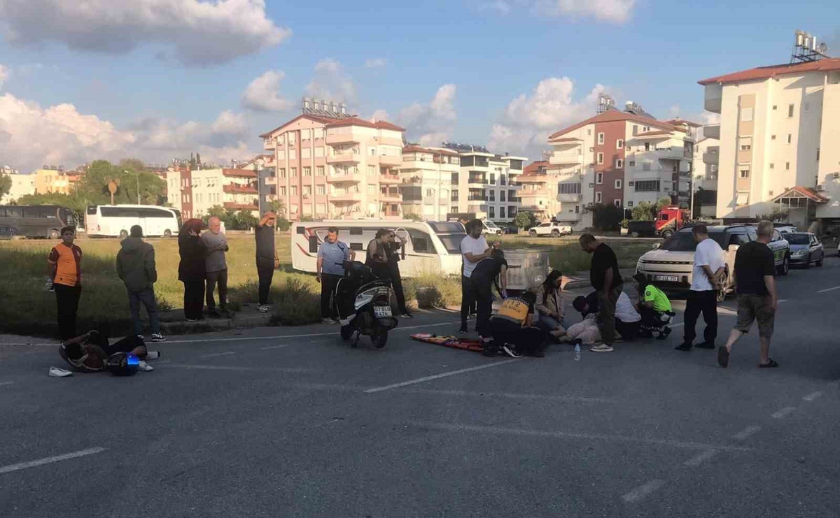 Antalya Manavgat\'ta iki motosiklet çarpıştı, 3 yaralı hastaneye kaldırıldı