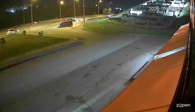 Manavgat'ta güvenlik kamerasına yansıyan kazada motosiklet sürücüsü yaralandı
