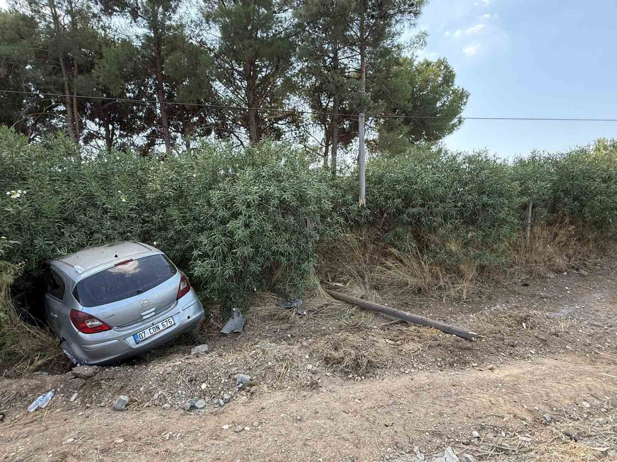 Antalya Serik\'te otomobil telefon direğine çarptı, sürücü hafif yaralandı