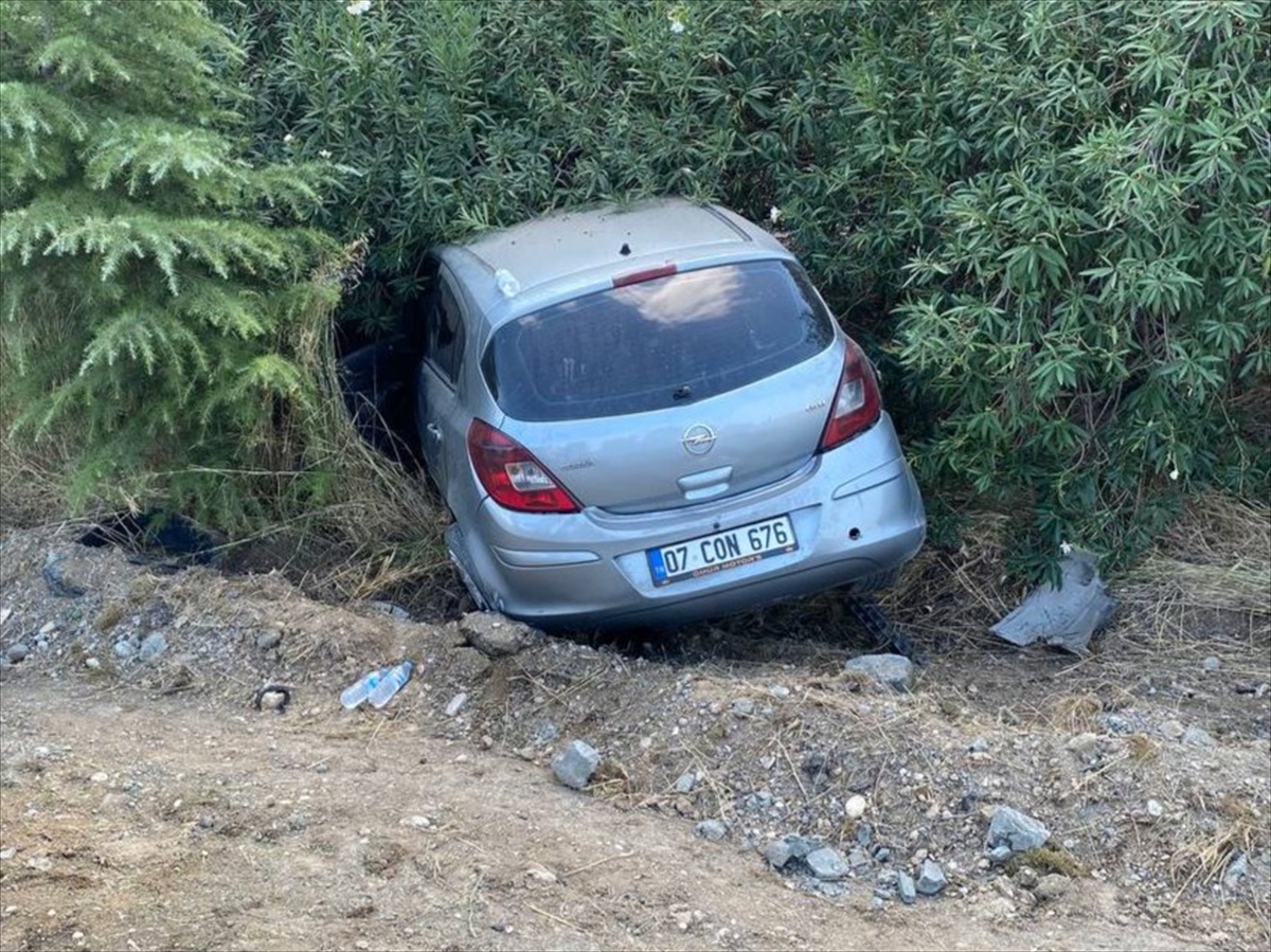 Antalya Serik\'te kontrolden çıkan otomobil şarampole devrildi, sürücü hafif yaralandı