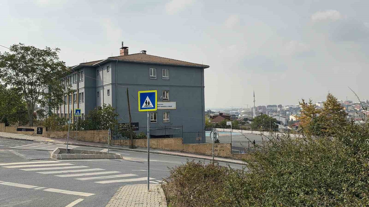 Arnavutköy Anadolu Lisesi\'ne asılsız saldırı paylaşımı yapan 2 çocuk gözaltına alındı