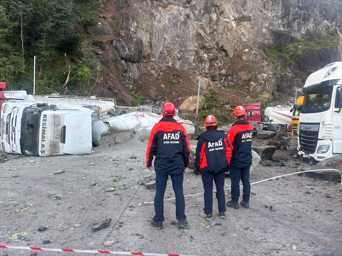 Hopa\'da Karadeniz Sahil Yolu\'ndaki heyelanda tır parkına kaya düştü, 1 kişi öldü