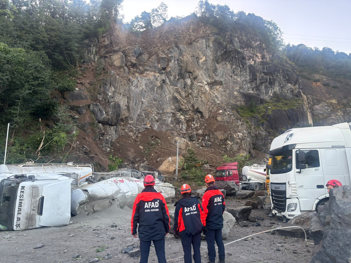 Artvin Hopa\'da Esenkıyı TIR Parkı\'nda heyelanda 1 kişi hayatını kaybetti