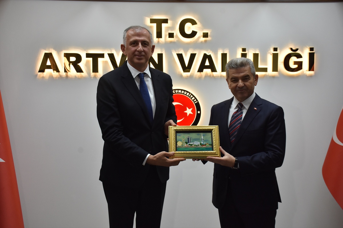 Artvin Valisi Ergün, Sarp Sınır Kapısı\'nın kardeşlik kapısı olduğunu söyledi
