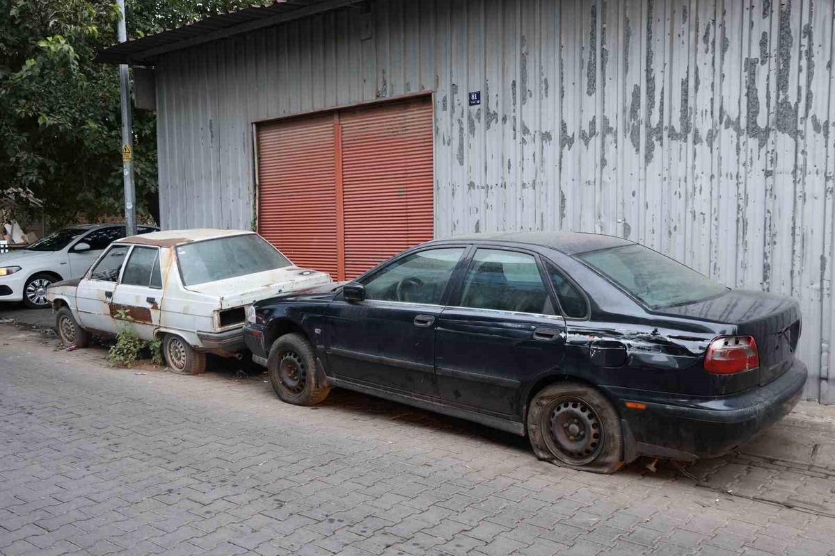Aydın Efeler\'de yıllardır kaldırılmayan plakasız hurda araçlar tepki çekiyor