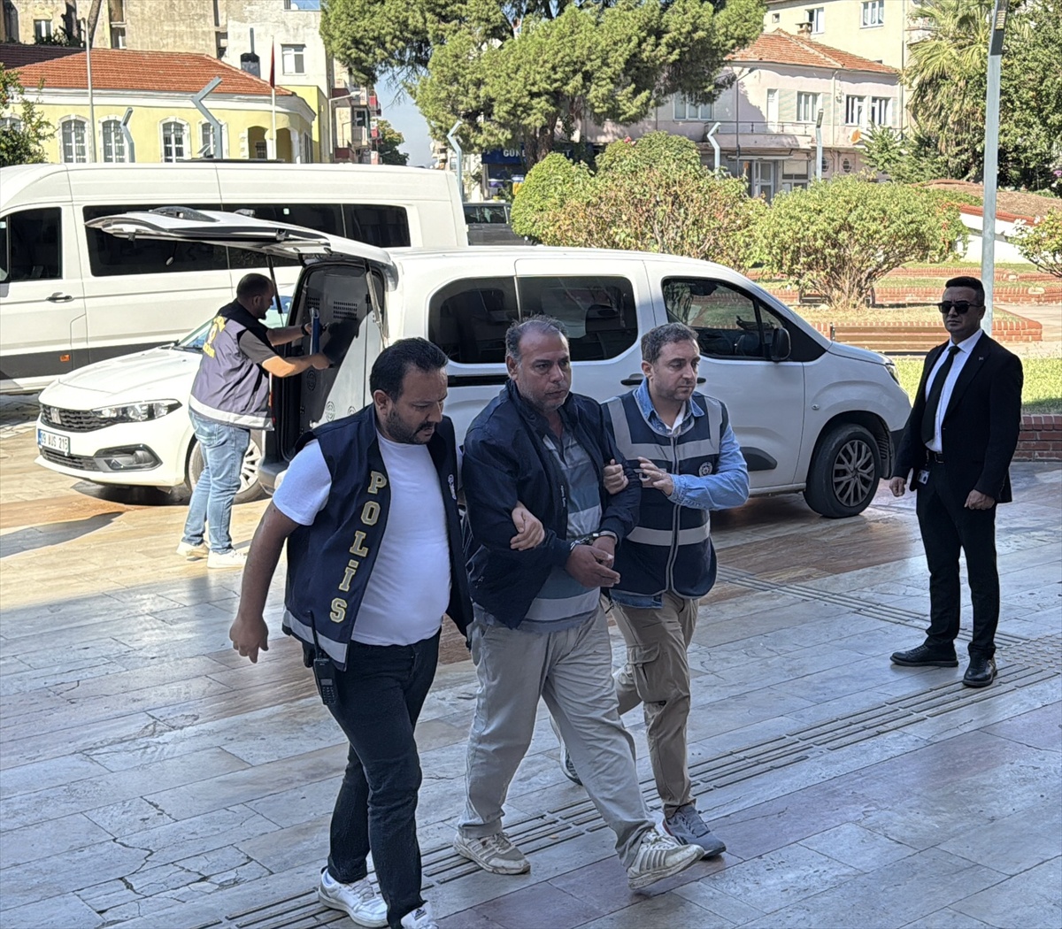 Aydın İncirliova\'da tartıştığı kişi tarafından pompalı tüfekle vurulan kadın öldü