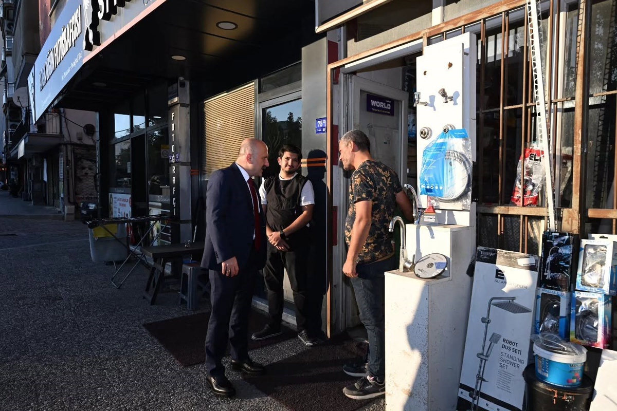 Aydın Valisi Varol, Egemenlik Bulvarı\'nda esnafla sohbet edip sorunları dinledi