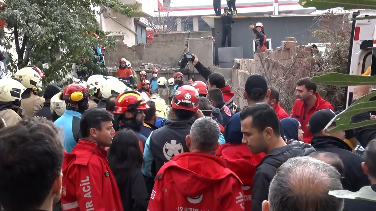 Maltepe\'de 7 kişi enkaz altında olabilir, 2 mülkiye müfettişi görevlendirildi