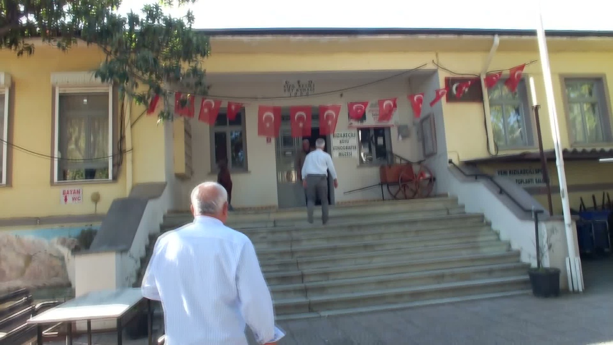 Balıkesir Edremit\'te imece usulü kurulan müze ziyaretçilere geçmişi yaşatıyor