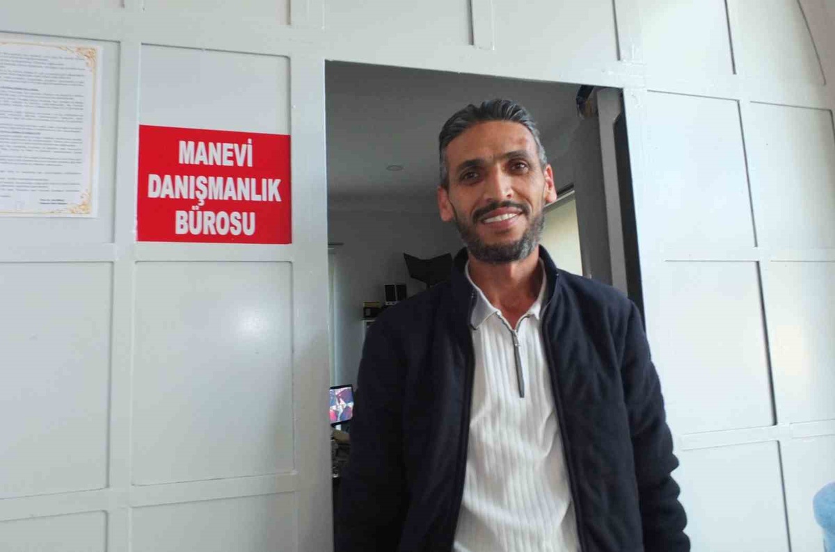 Balıkesir Edremit\'te Kızılkeçili imamı cami odasını manevi danışmanlık bürosuna çevirdi