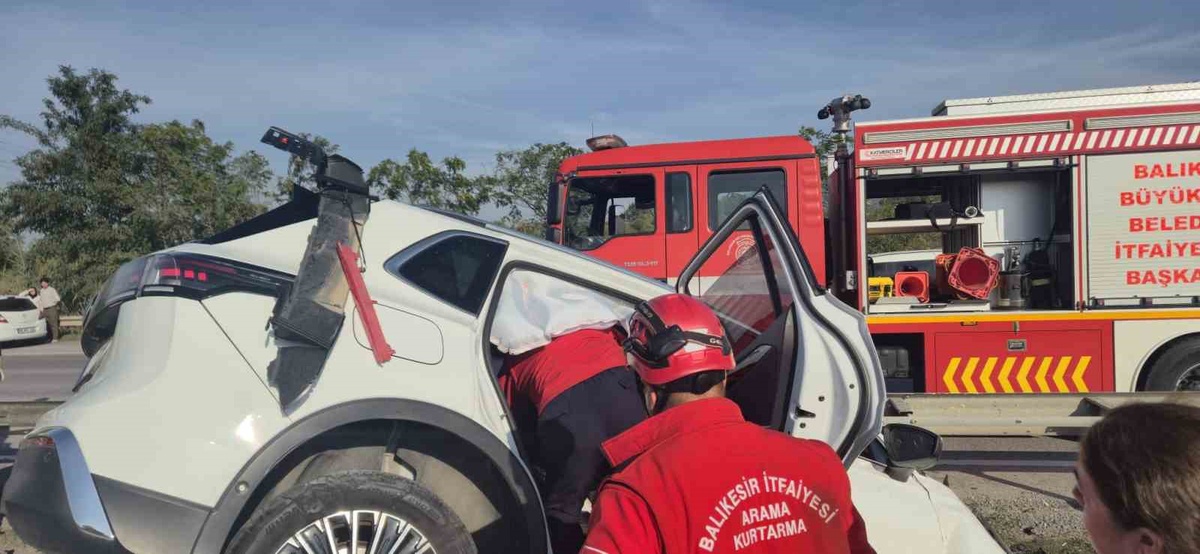 Balıkesir Susurluk\'ta bariyerlere çarpan otomobildeki 2 kişi yaralandı