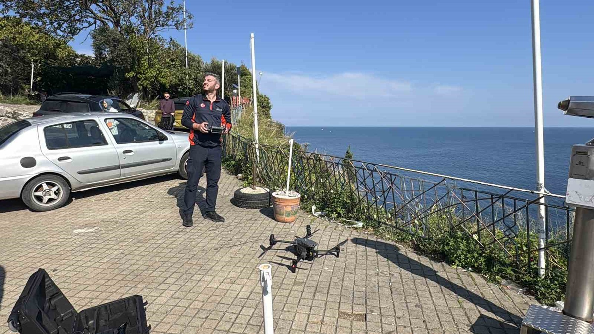 Amasra\'da 2 gündür aranan maden işçisinin teknesi olduğu düşünülen botun suya gömüldüğü an görüntülendi