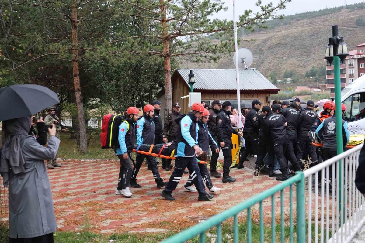 Bayburt\'ta deprem senaryolu sağlık tatbikatında yaralı tahliyesi uygulandı