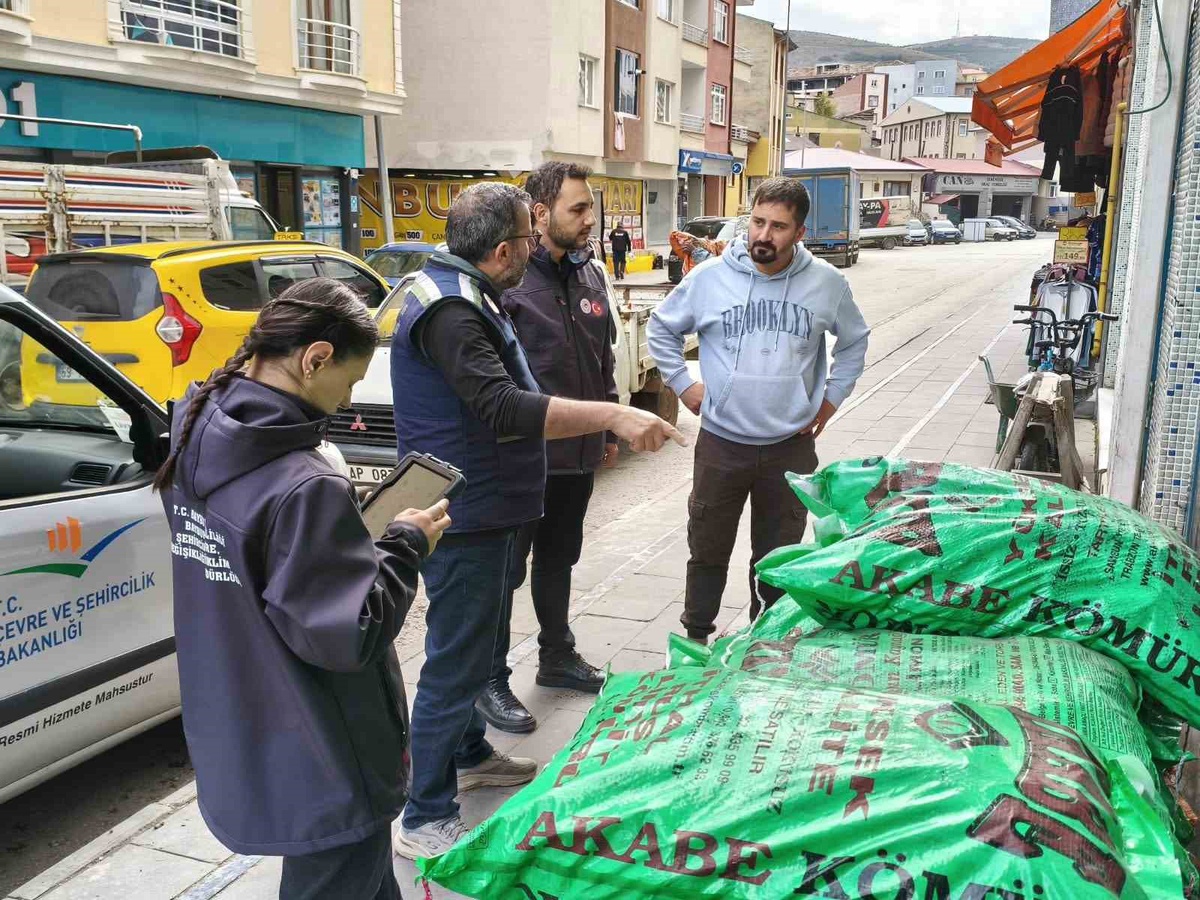Bayburt\'ta katı yakıt satan iş yerlerine Çevre İl Müdürlüğü denetimi sürüyor