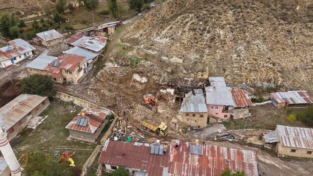 Bayburt Valisi Eldivan, Heybetepe\'de yangından etkilenen vatandaşlarla görüştü