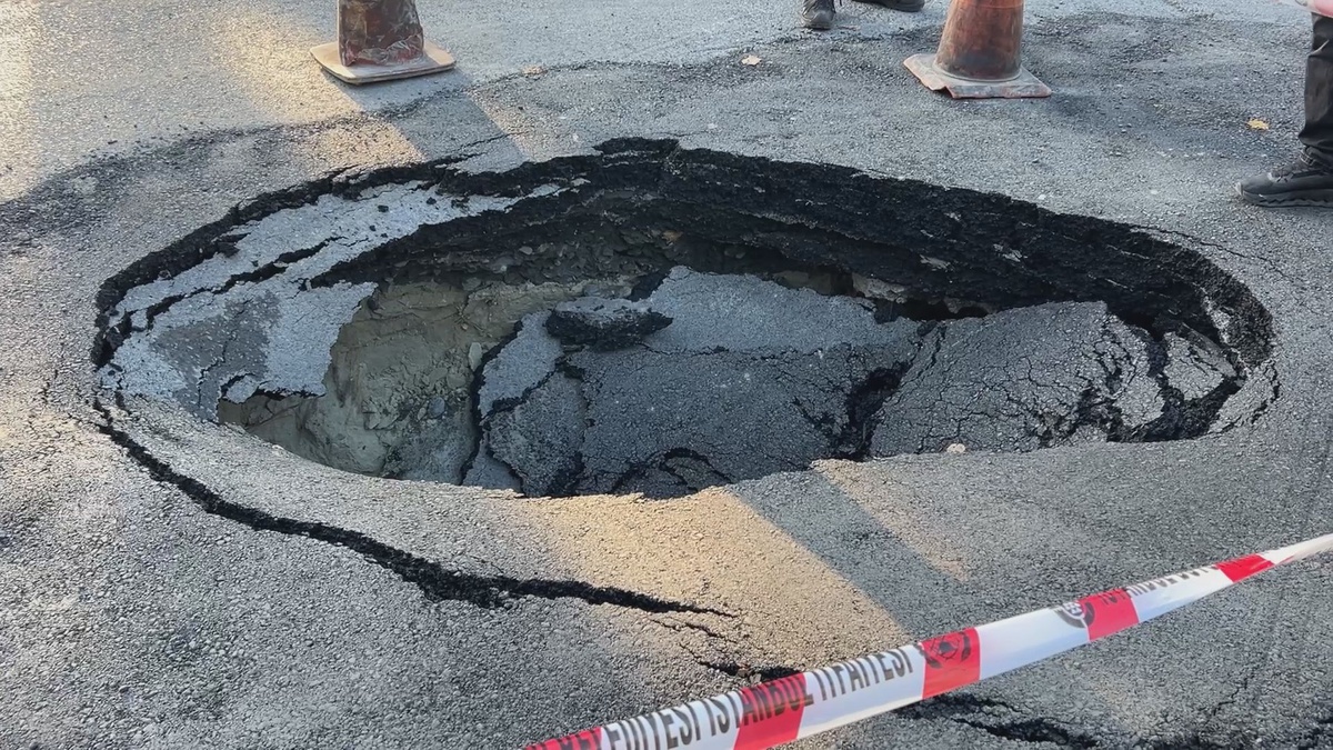 Beşiktaş\'ta aynı noktada ikinci çökme: Yol, okul servisi geçtikten dakikalar sonra göçtü