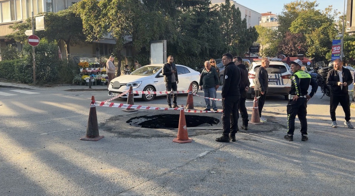 Beşiktaş Akatlar\'da yolda çökme meydana geldi, trafik tek şeritten sağlanıyor