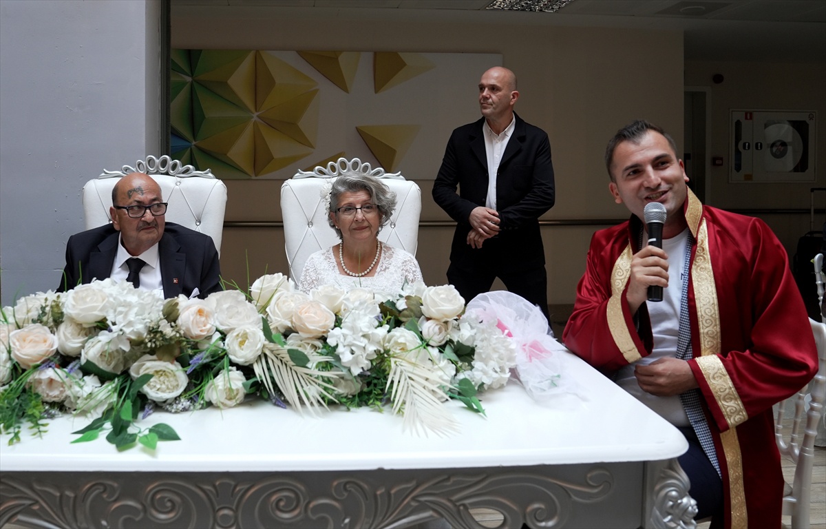 Beylikdüzü Huzurevi\'nde Fatma ve Haluk Yüksel iki aylık nişanlılık sonrası evlendi