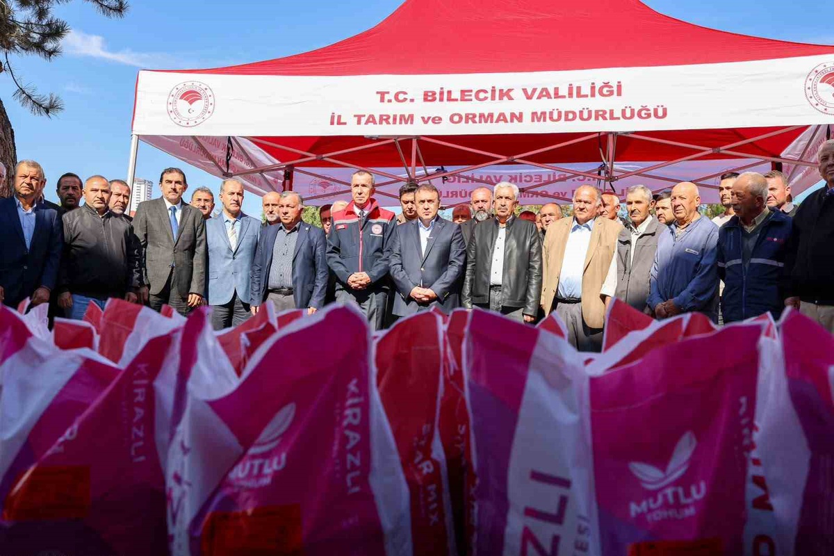 Bilecik Valisi Sözer, 306 üreticiye 717 torba kanola tohumu dağıttı