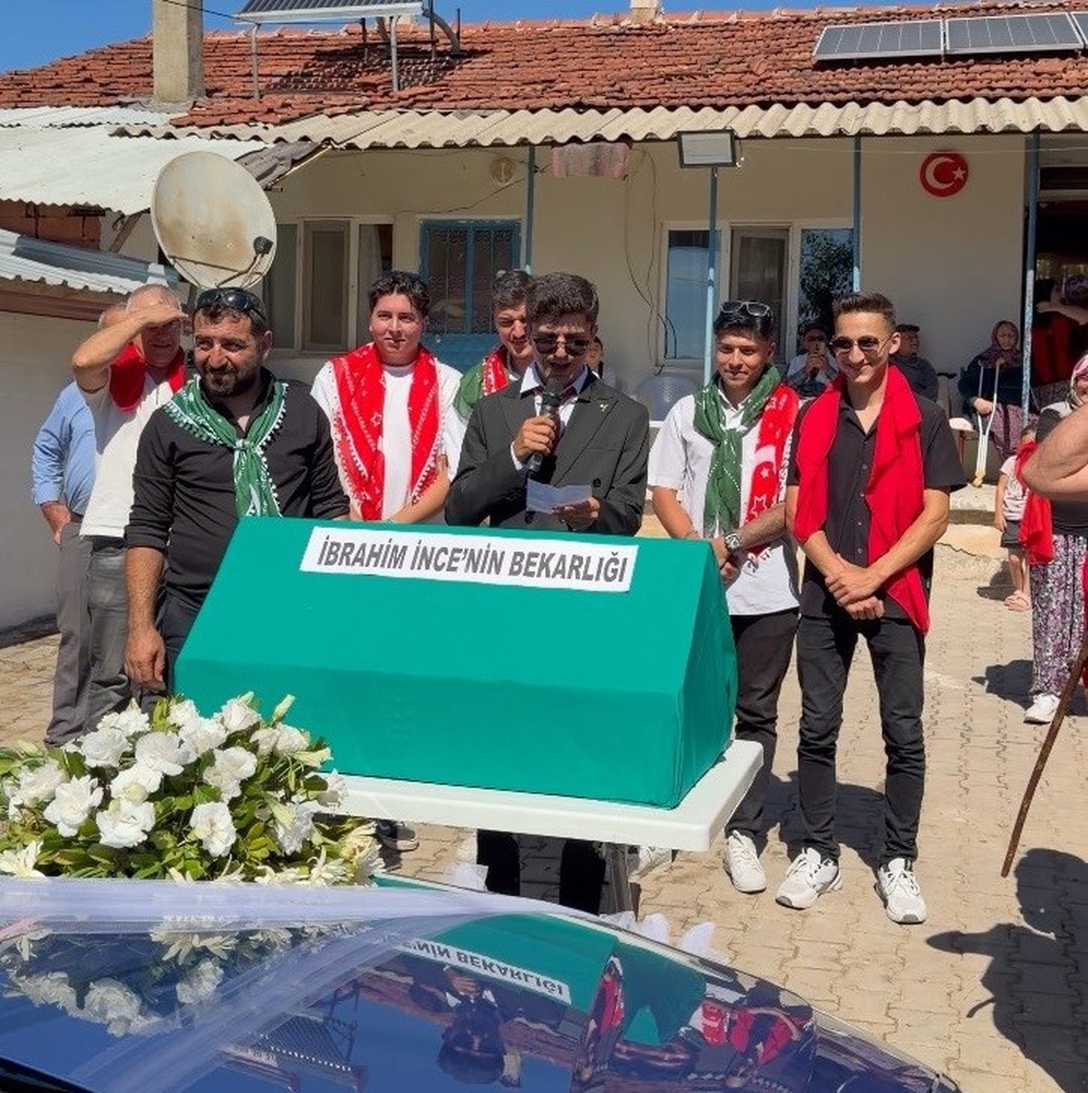 Bilecik\'te köy düğününde arkadaşları damadı çatıya çıkarıp kule kurup yemek istediler