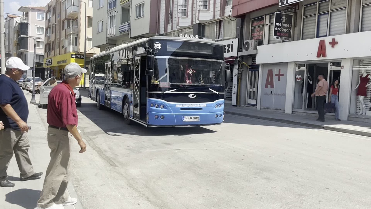 Burdur Belediye Meclisi otobüs ücretlerine zam yaptı, indi-bindi 50 lira oldu.