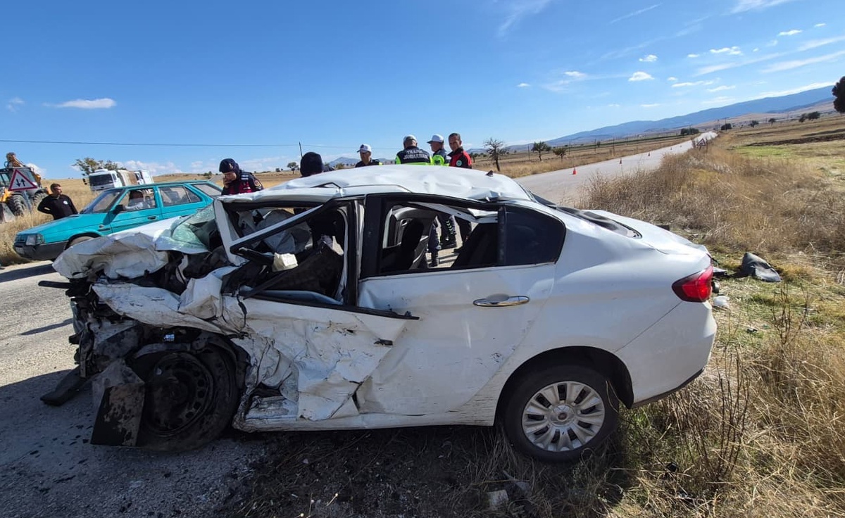 Burdur Yeşilova\'da 3 otomobilin karıştığı kazada Musa Çakır öldü, 1\'i ağır 7 yaralı
