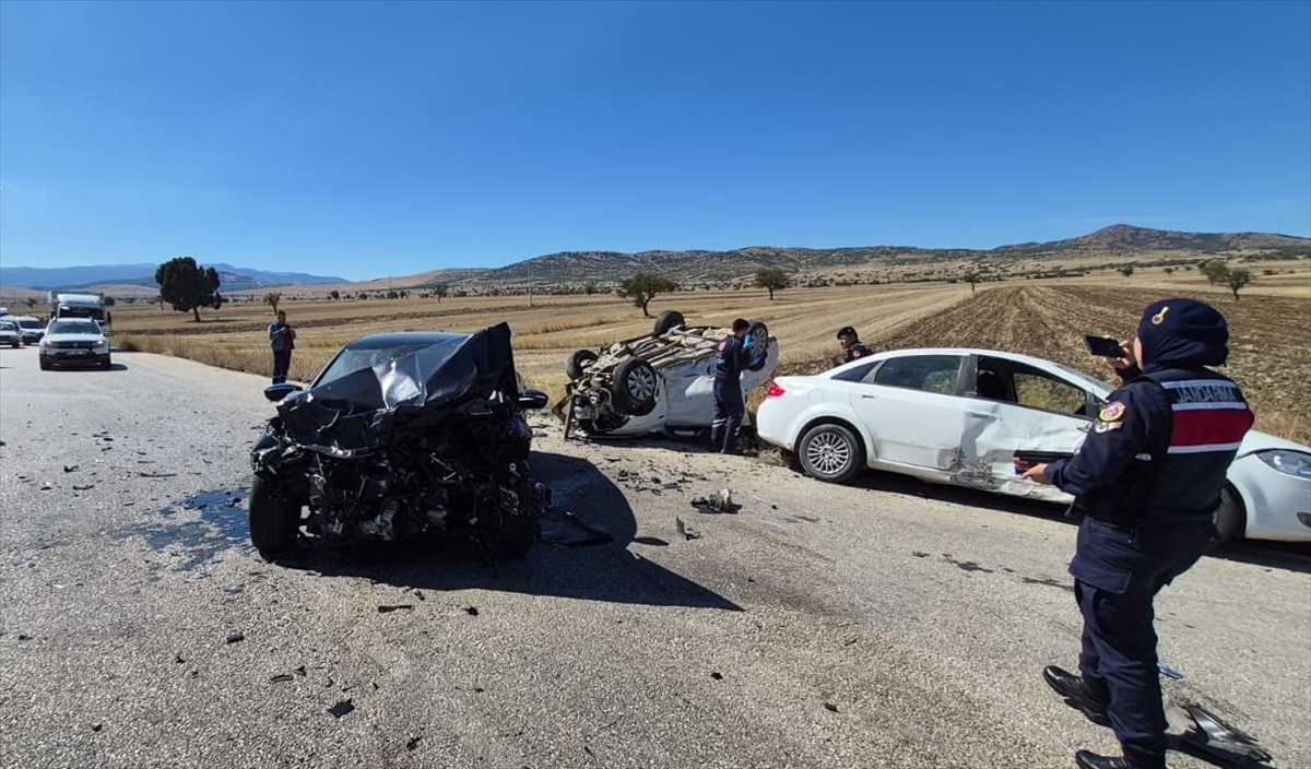 Burdur Yeşilova\'da 3 otomobilin karıştığı kazada 1 kişi öldü, 4 kişi yaralandı