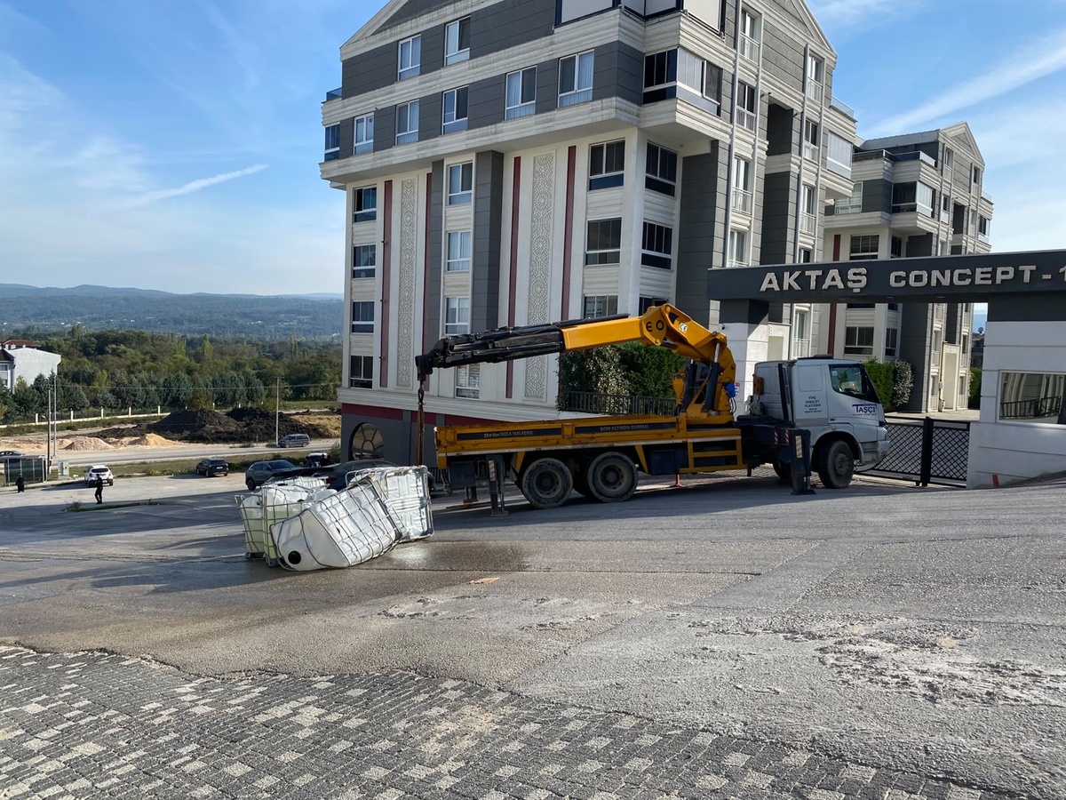 Bursa\'da kamyondan yola sızan sülfürik asit nedeniyle cadde trafiğe kapatıldı