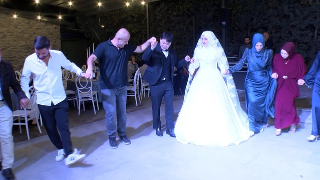 Bursa'da Koreli damat Kayra, Trabzon usulü düğünde horon oynadı
