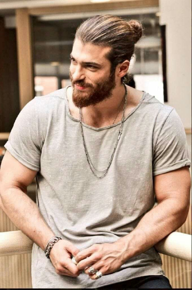 Can Yaman yine imaj değiştirdi! Sakallarını kesince bambaşka biri oldu