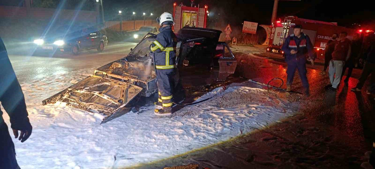 Çanakkale Çan\'da otomobilin motorundan yükselen dumanlar alevlere dönüştü