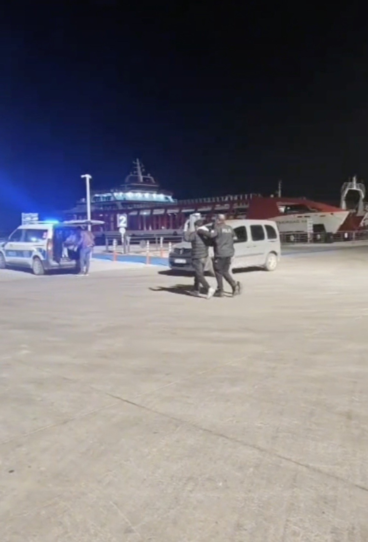 Çanakkale Gelibolu\'da TIR dorsesine gizlenen 5 yabancı uyruklu kaçak göçmen yakalandı