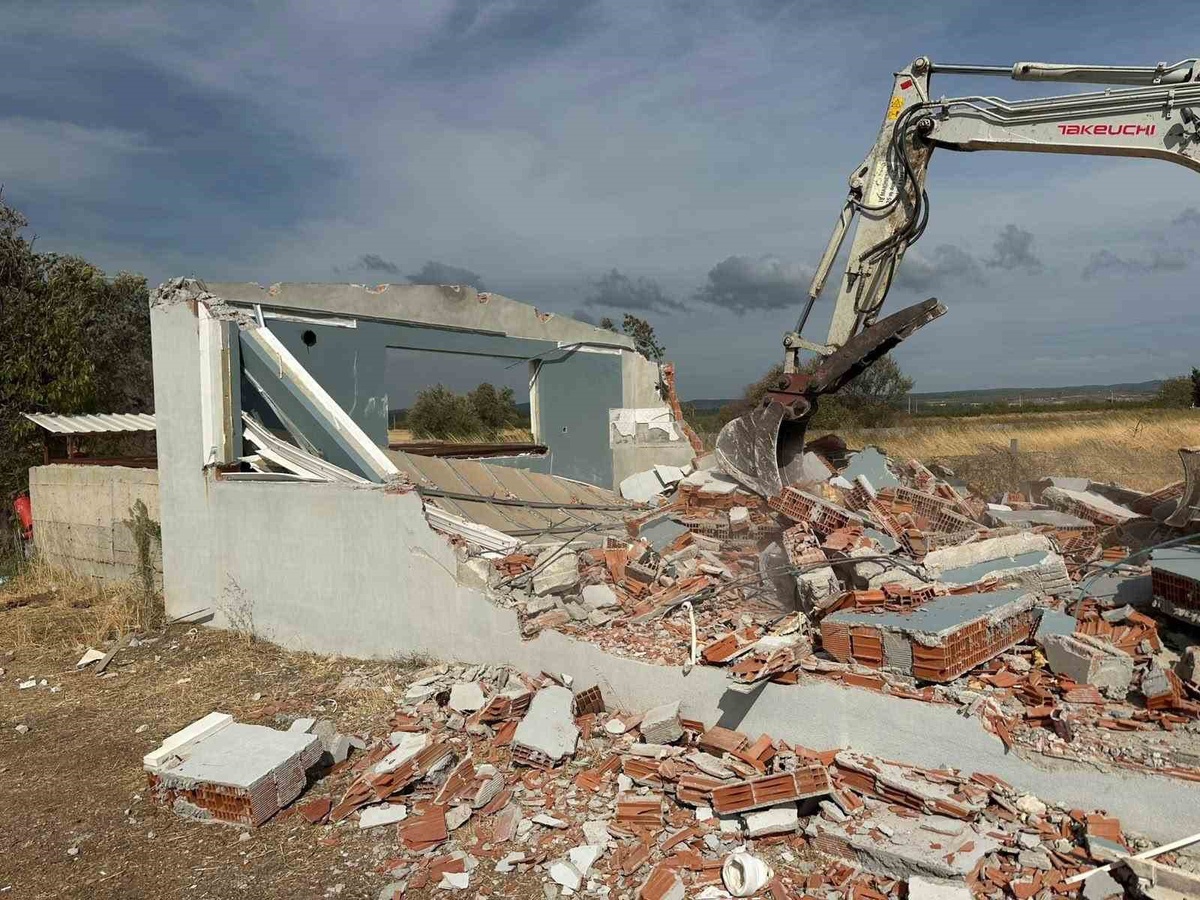 Çanakkale Bayramiç\'te Eylül boyunca tespit edilen 21 kaçak yapı yıkıldı