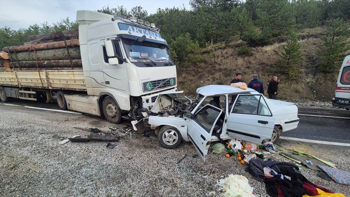 Çankırı Bayramören\'de tomruk yüklü tır ile otomobil çarpıştı, 3 kişi yaralandı