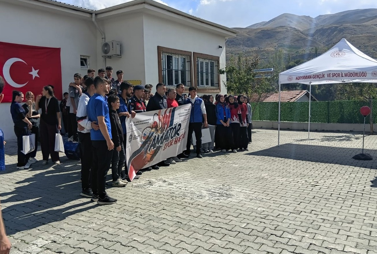 Çelikhan\'da Amatör Spor Haftası\'nda atletizm koşusunda dereceye girenler ödül aldı