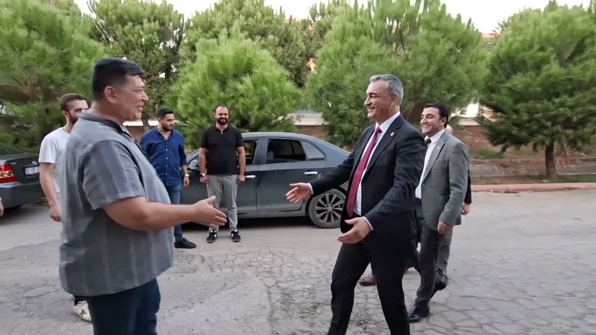CHP Sözcüsü Sarı Osmaniye\'de fıstık üreticisinin mazot sorununu dinledi