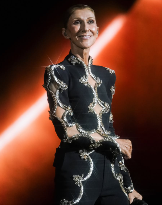 Céline Dion sahnede düştü, hiçbir şey olmamış gibi konsere devam etti